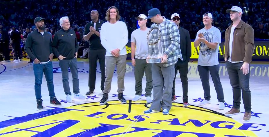 同一个老板！道奇队现场观赛湖人vs马刺的竞赛